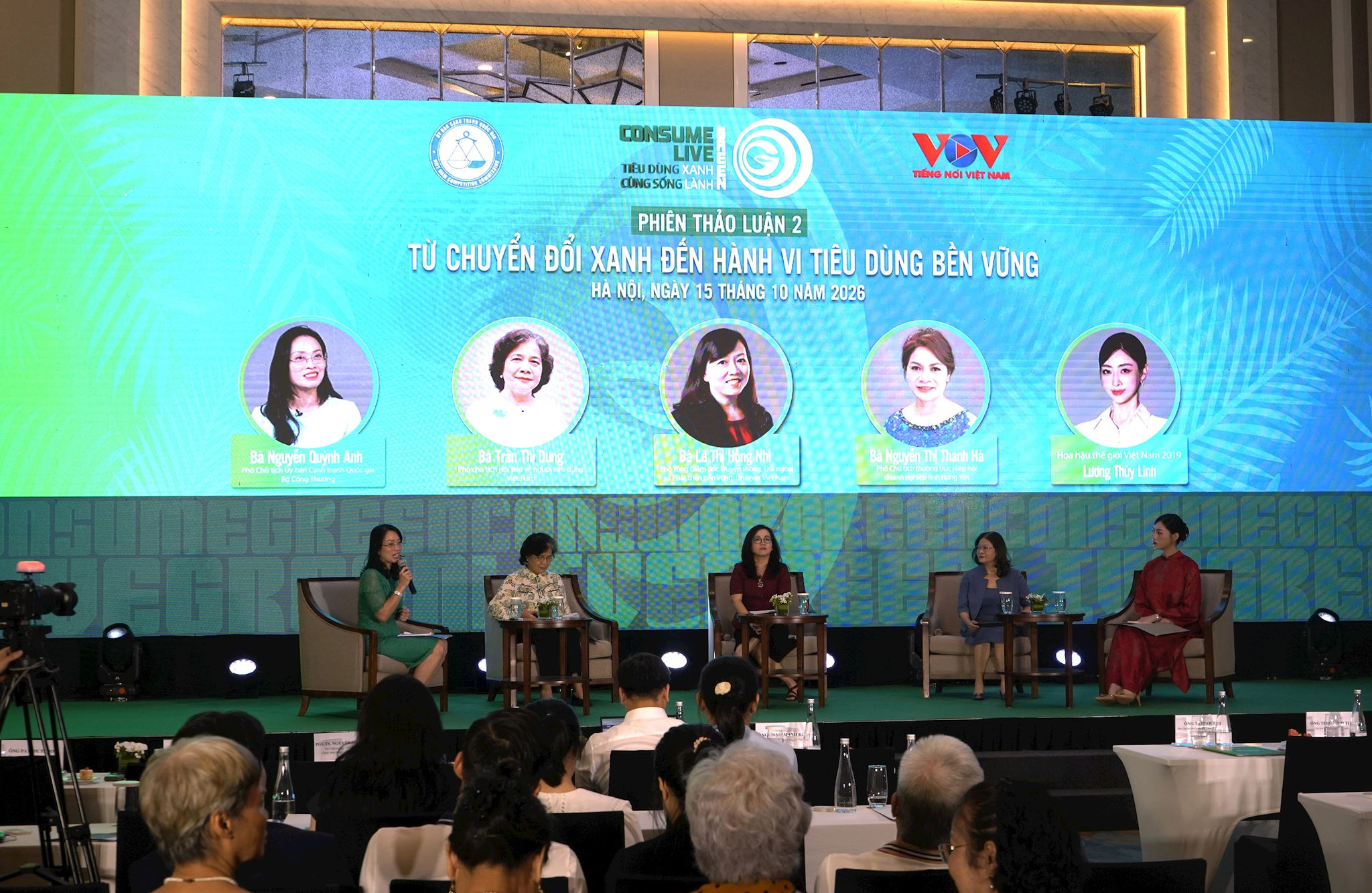 Diễn đàn Tiêu dùng bền vững 2026 với chủ đề “Tiêu dùng trách nhiệm – Tiết kiệm năng lượng – Bảo vệ tương lai” thu hút sự quan tâm của đông đảo người dân, doanh nghiệp. Ảnh: Đinh Luyện