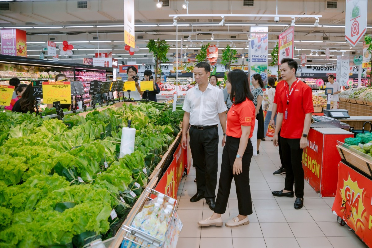 Sản phẩm rau xanh được bọc lá chuối nhằm kích thích thói quen tiêu dùng xanh. Ảnh: Đinh Luyện