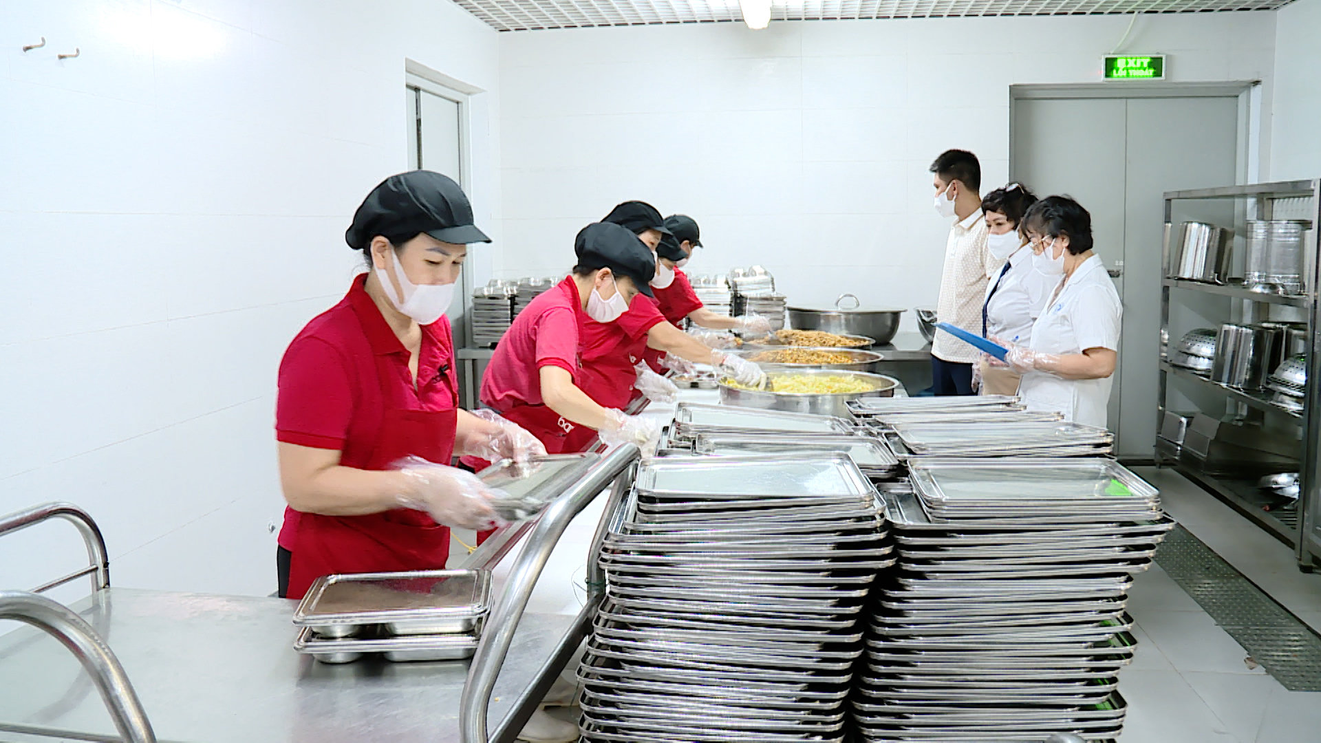 kiem-tra-chat-luong-thuc-pham-bep-an-ban-tru-tai-truong-tieu-hoc-nguyen-viet-xuan-phuong-yen-hoa-anh-le-nguyen-1.jpg