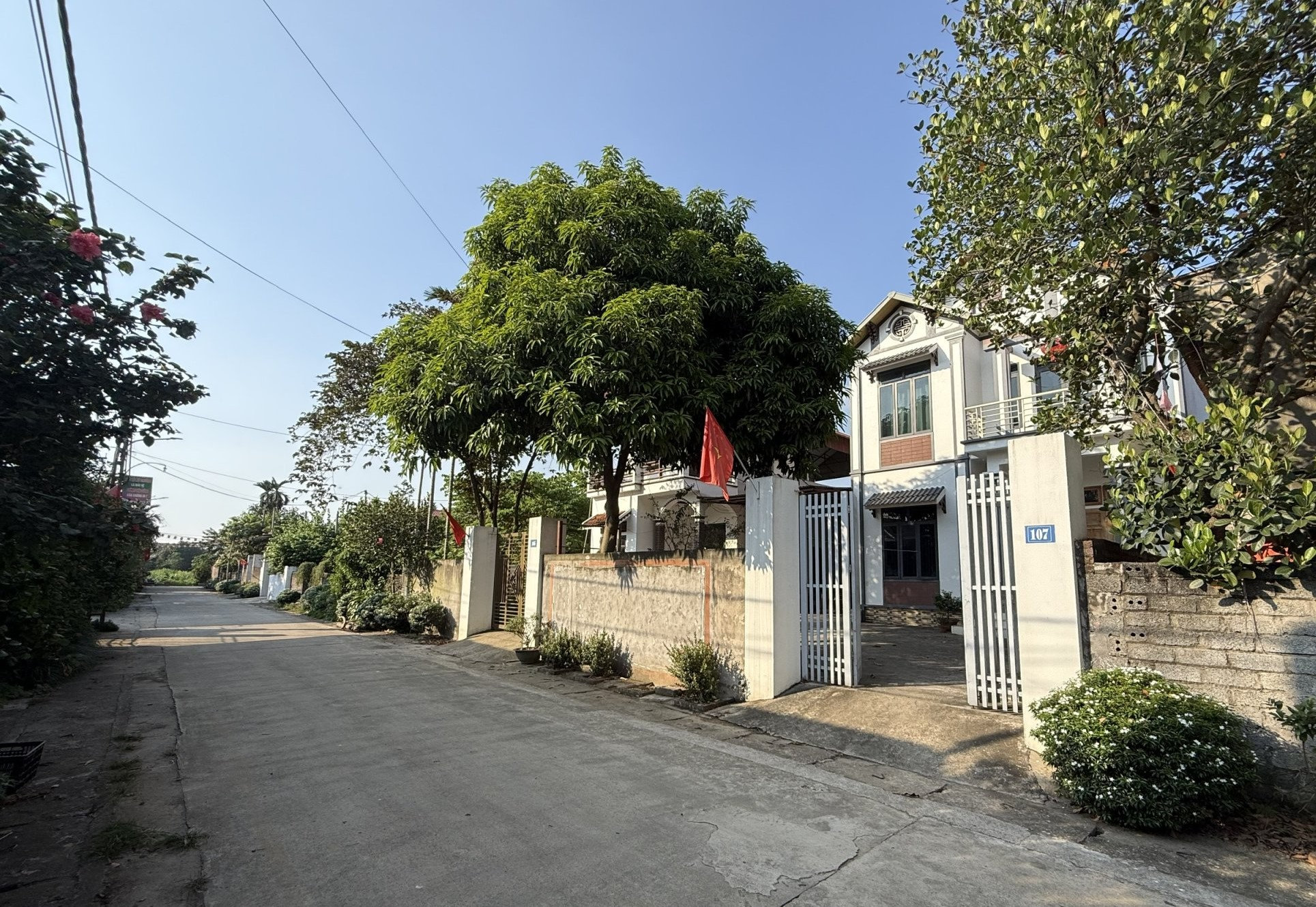 Những ngôi nhà khang trang đã mọc lên, nhưng 