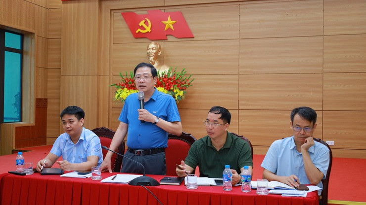 Đồng chí Nguyễn Ngọc Mạnh - Phó Bí thư Đảng ủy, Chủ tịch UBND xã Suối Hai chủ trì Hội nghị tháo gỡ khó khăn, vướng mắc trong việc bàn giao đất về địa phương quản lý, làm cơ sở xem xét cấp Giấy chứng nhận quyền sử dụng đất cho 29 hộ di dân (tổ chức tháng 4-2026). Ảnh: Xã Suối Hai