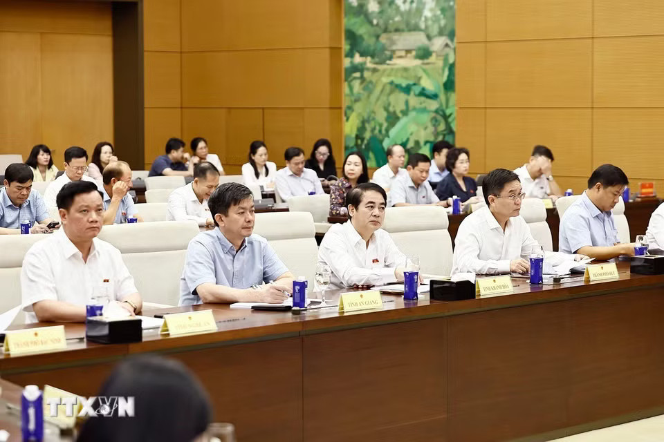 snhy-_ttxvn_chu-tich-quoc-hoi-chu-tri-hoi-nghi-btv-dang-uy-quoc-hoi-voi-to-truong-to-dang-doan-dai-bieu-quoc-hoi-6.jpg
