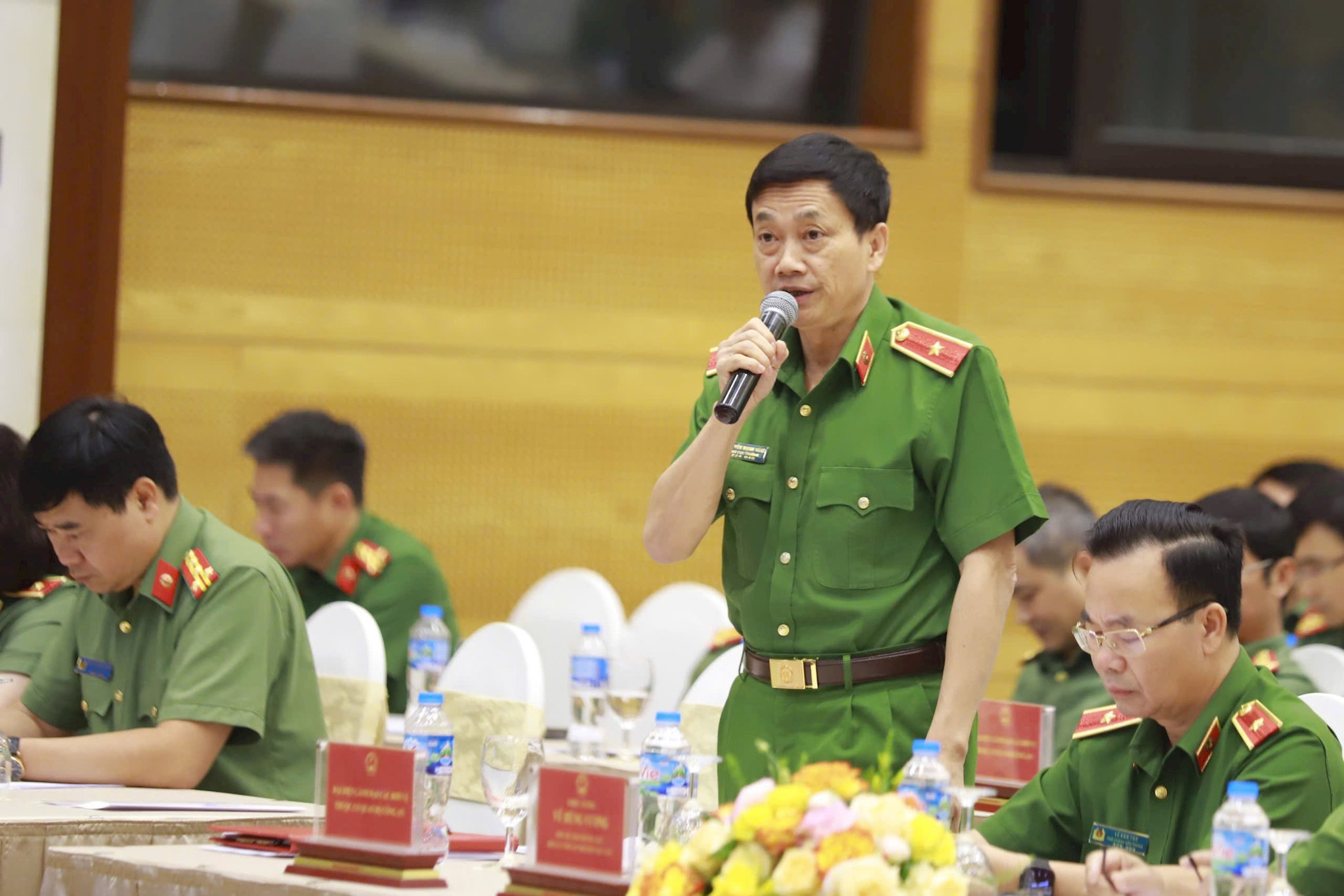 Đại diện Bộ Công an tham gia giải đáp ý kiến của nông dân tại Diễn đàn. Ảnh: Dân Việt.