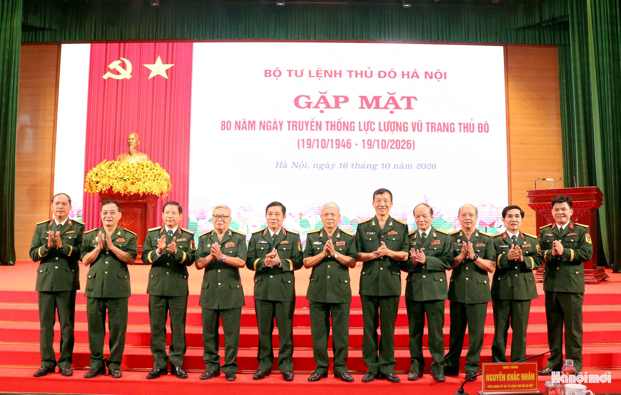 Các đồng chí nguyên lãnh đạo và các lãnh đạo đương nhiệm Bộ Tư lệnh Thủ đô chụp ảnh lưu niệm. Ảnh: MT