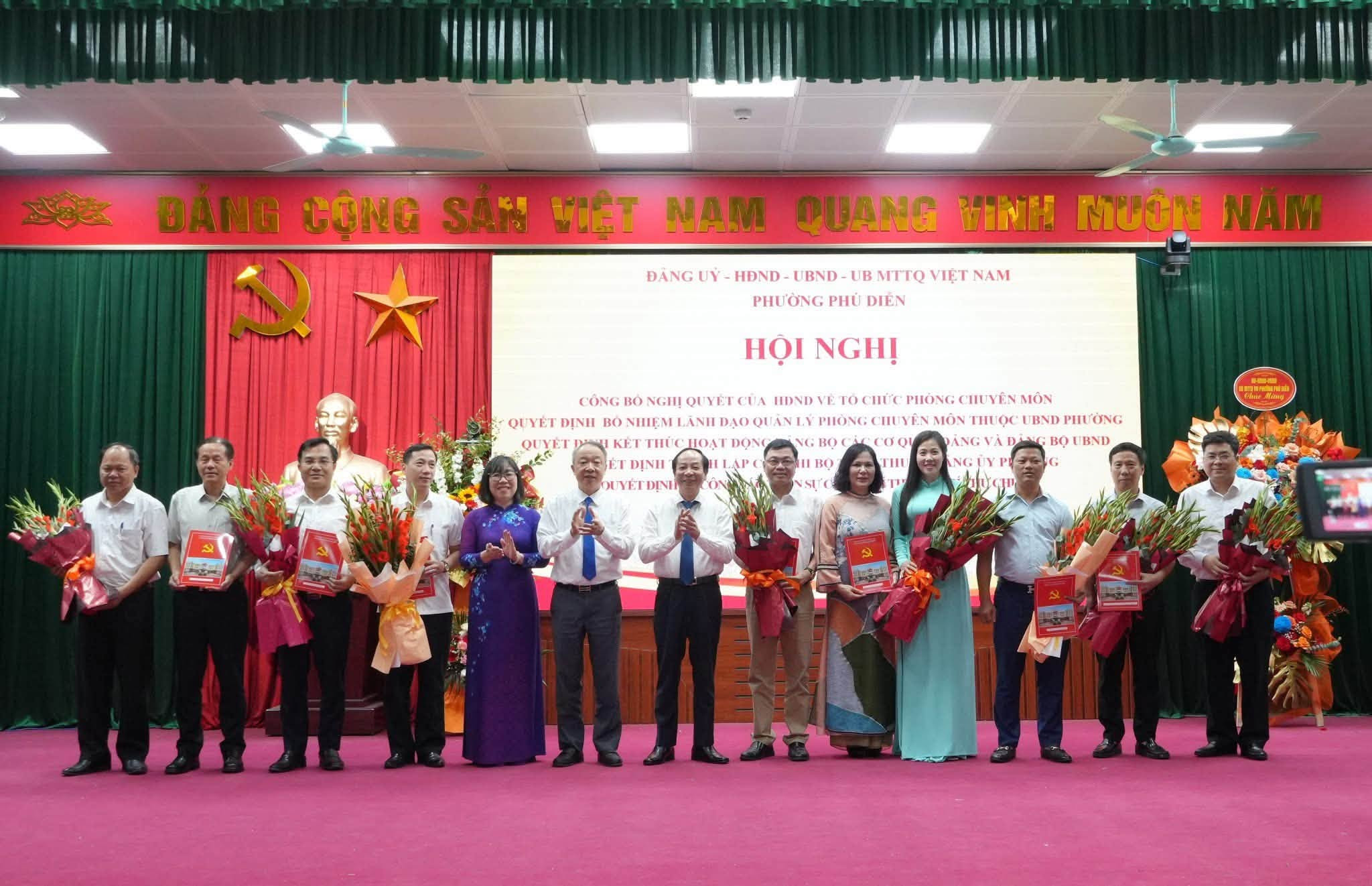 Lãnh đạo phường Phú Diễn trao các quyết định về công tác cán bộ sau sắp xếp. Ảnh: Minh Tuấn