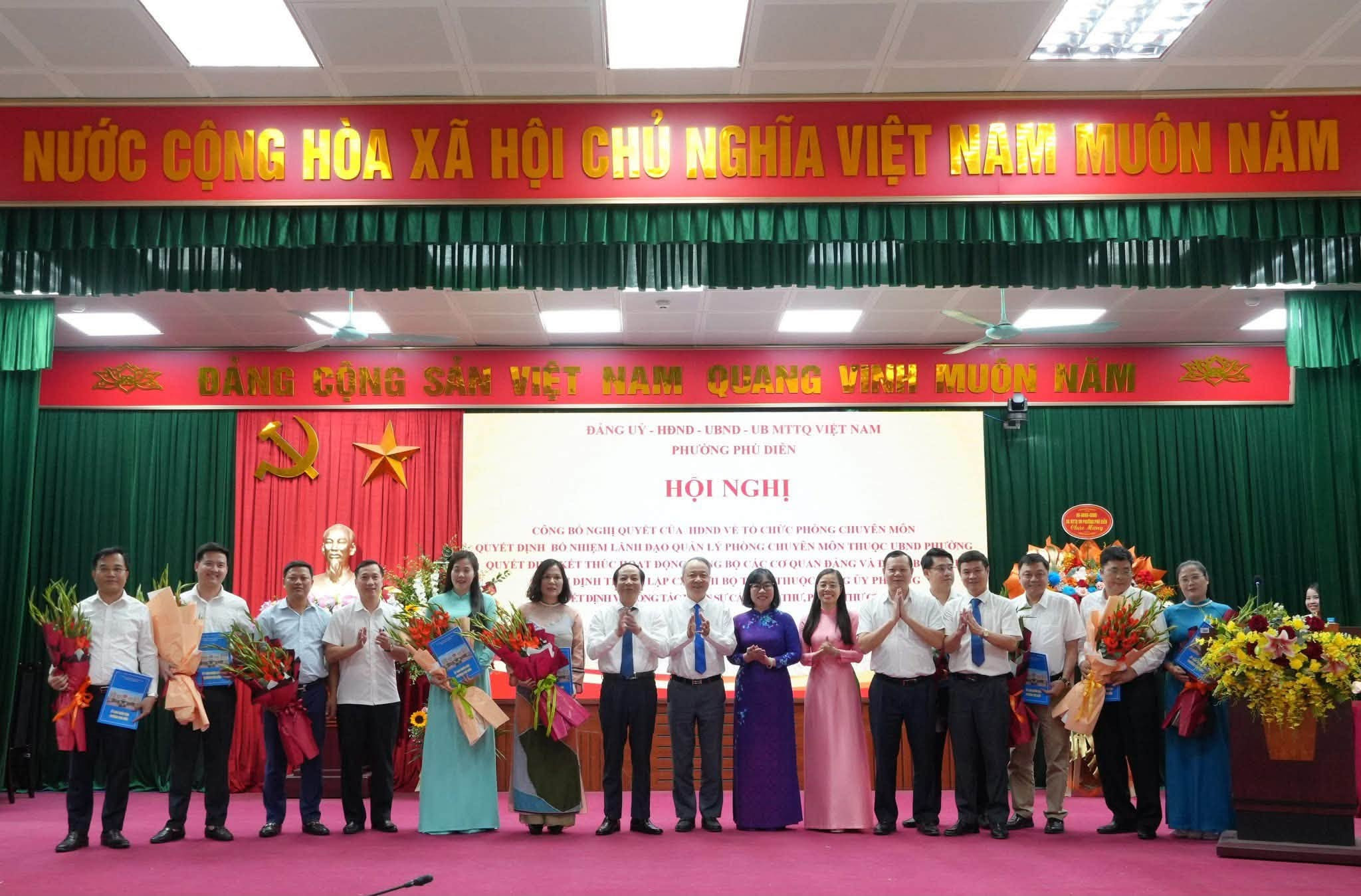 Lãnh đạo phường Phú Diễn trao các quyết định về công tác cán bộ sau sắp xếp. Ảnh: Minh Tuấn