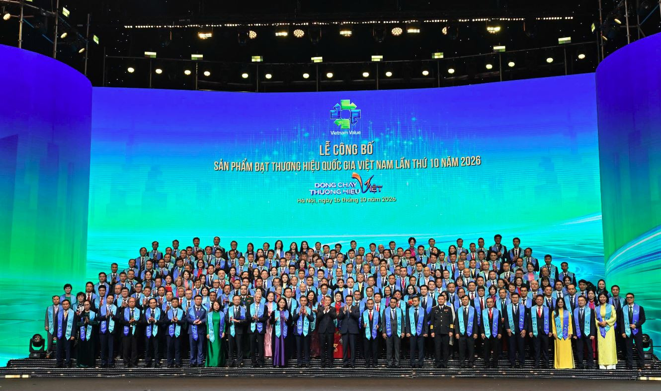 Thủ tướng Lê Minh Hưng cùng các doanh nghiệp đạt Thương hiệu quốc gia năm 2026. Ảnh: Phương Lan