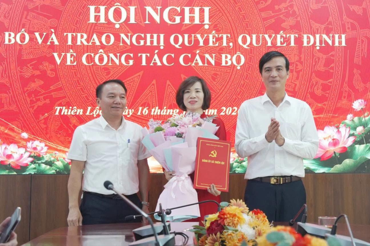 Xã Thiên Lộc công bố, trao các quyết định về công tác cán bộ