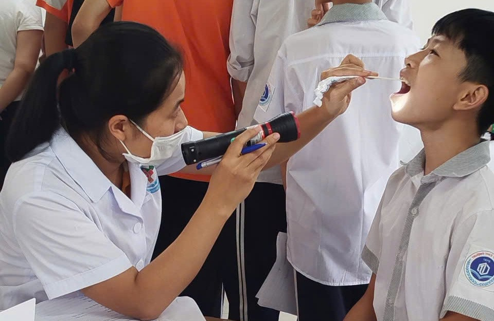 Theo dõi giám sát phòng ngừa các bệnh về đường hô hấp cho học sinh. Ảnh Lương Giang