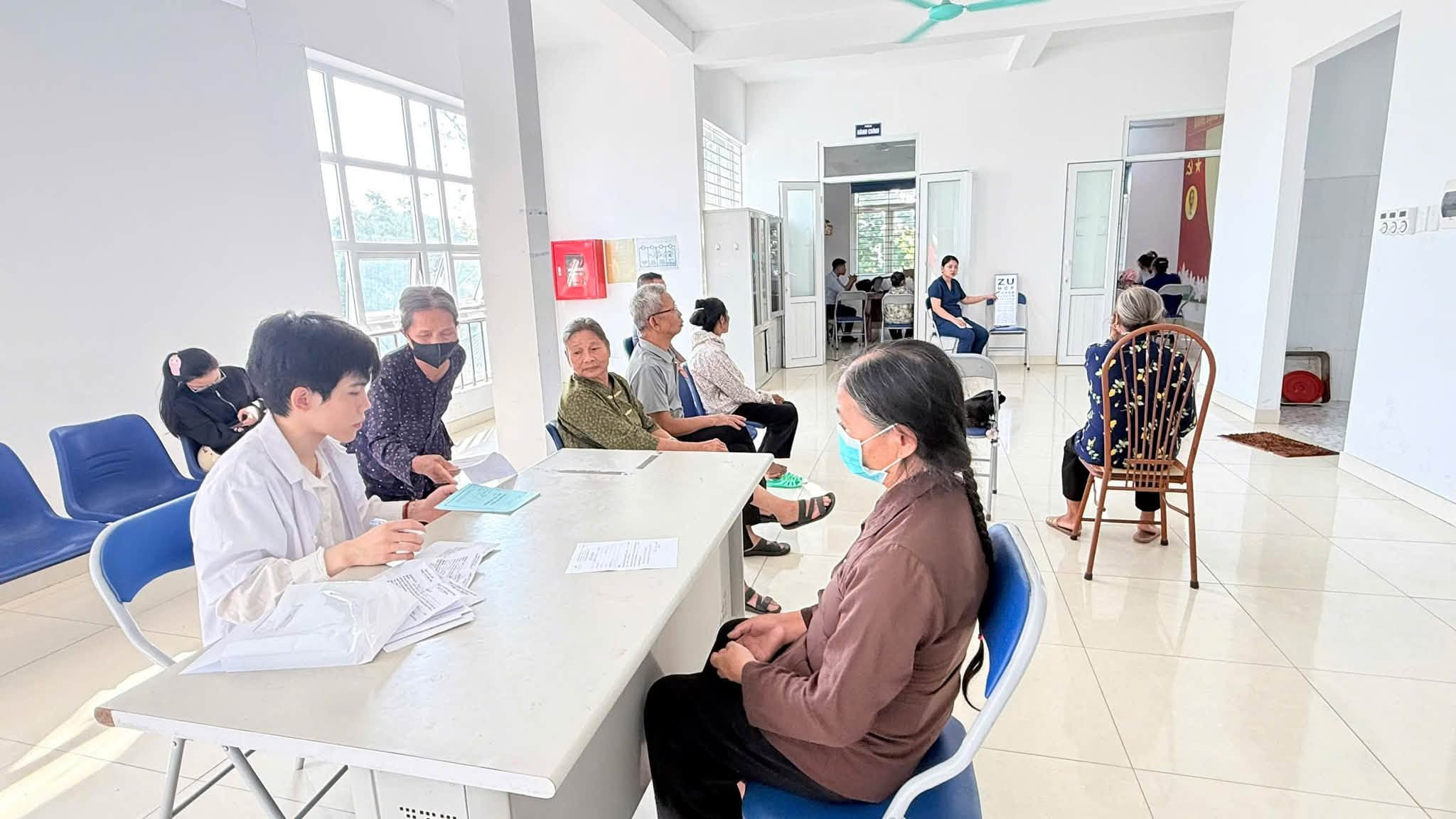 Tổ chức khám chữa bệnh cho người cao tuổi trên địa bàn xã Kim Anh. Ảnh: Lương Giang