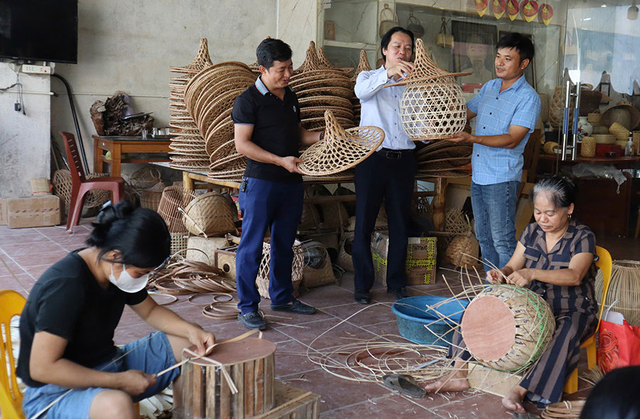 Sản xuất sản phẩm mây tre đan tại làng nghề Phú Vinh (xã Phú Nghĩa). Ảnh: Mai Nguyễn