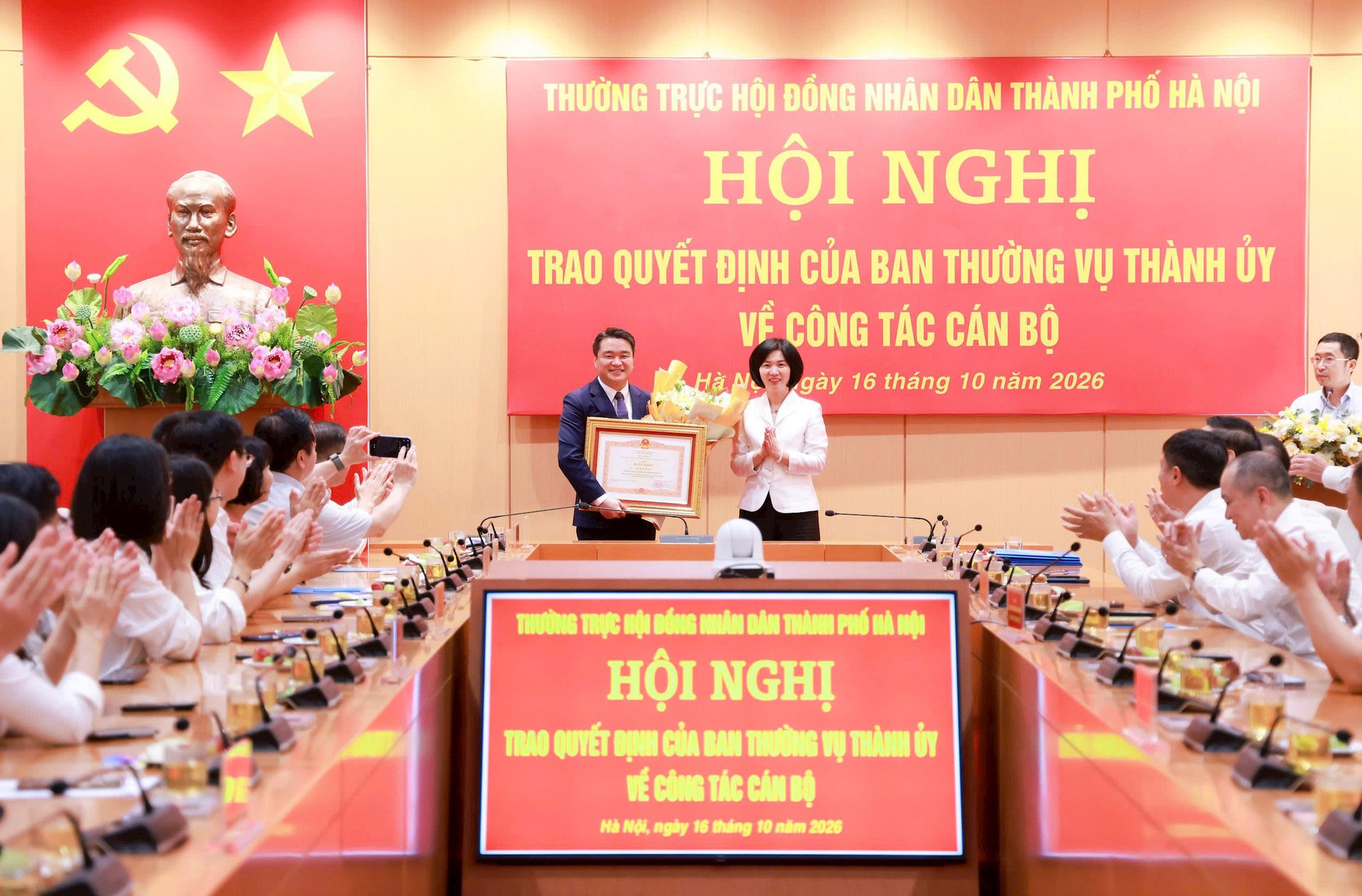 trao-bang-khen.jpg