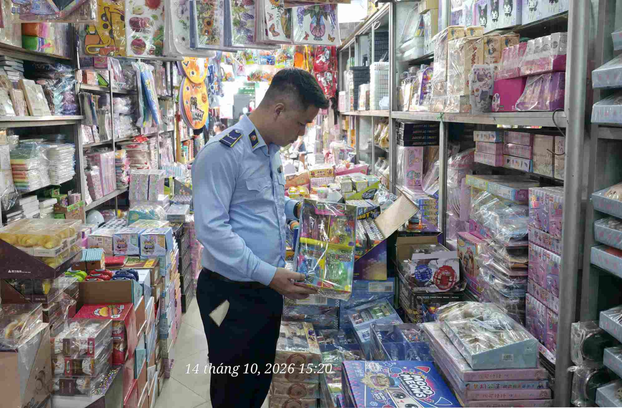 Lực lượng chức năng kiểm tra hàng hóa tại cửa hàng kinh doanh đồ chơi. Ảnh: Chi cục QLTT Hà Nội