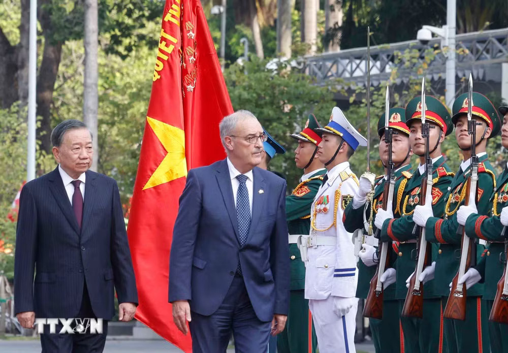 ttxvn_le-don-trong-the-tong-thong-thuy-si-va-phu-nhan-tham-chinh-thuc-viet-nam-9094641-2.jpg
