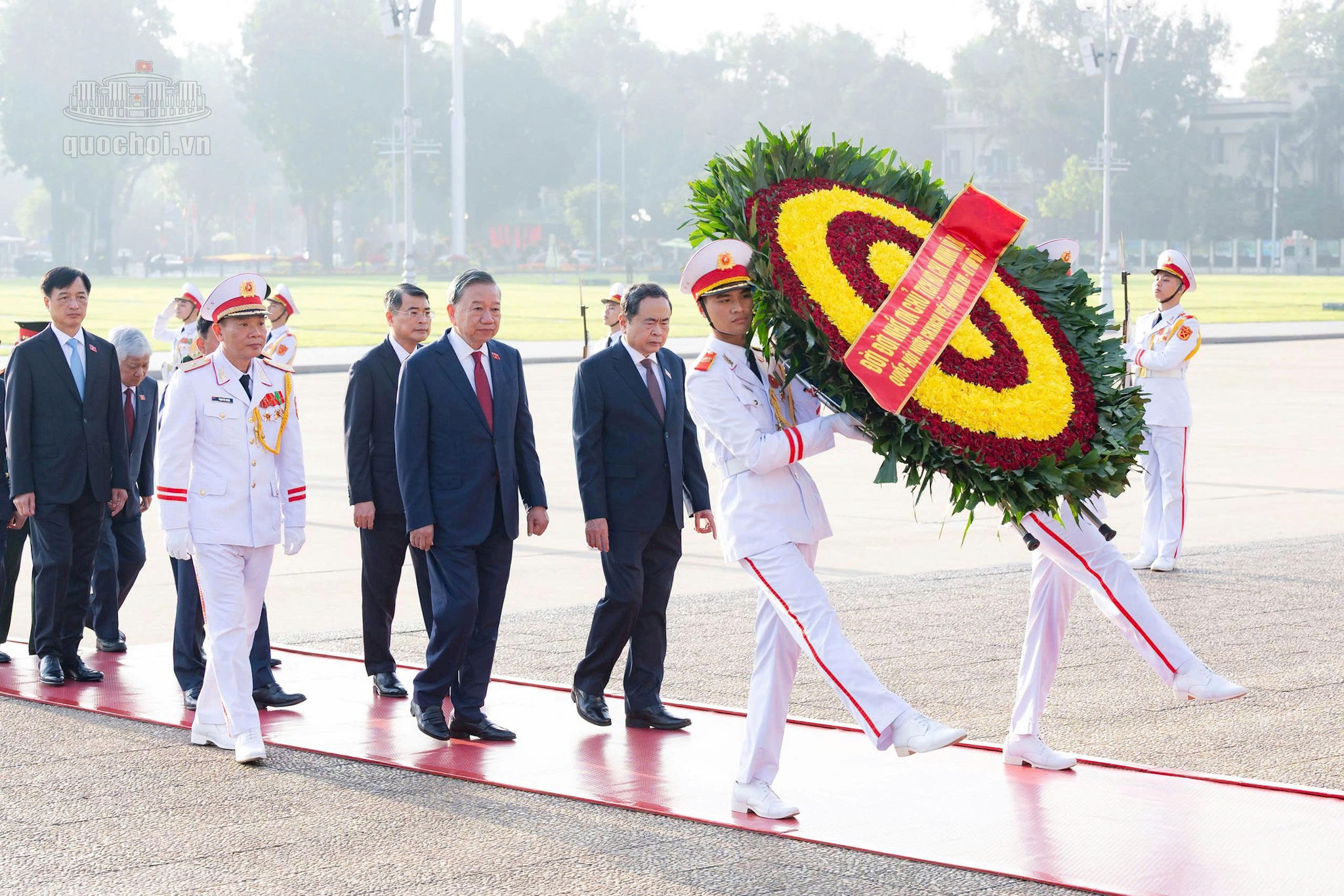 Các đồng chí lãnh đạo Đảng, Nhà nước và đại biểu Quốc hội vào Lăng viếng Chủ tịch Hồ Chí Minh. Ảnh: media.quochoi.vn