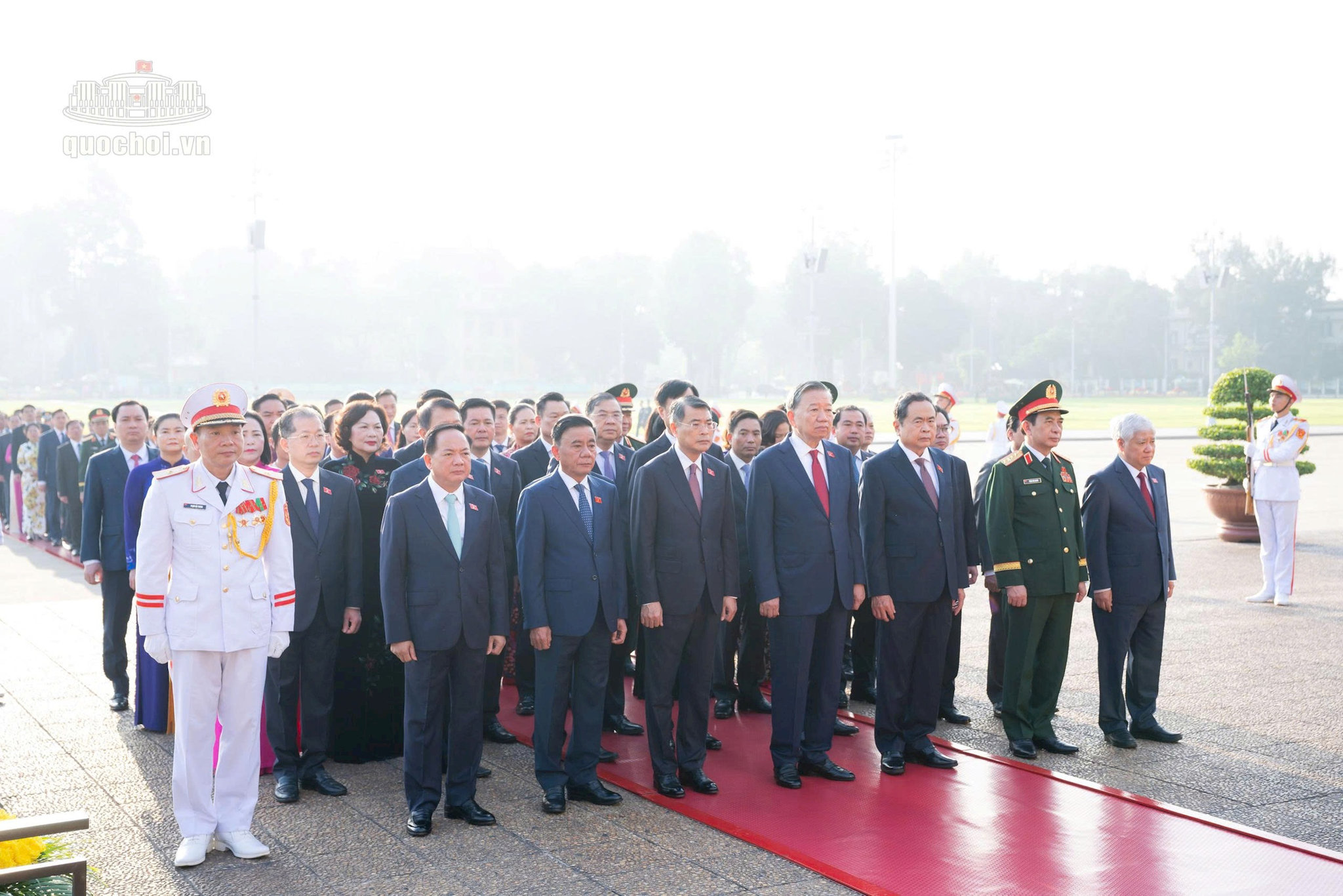Các đồng chí lãnh đạo Đảng, Nhà nước và đại biểu Quốc hội vào Lăng viếng Chủ tịch Hồ Chí Minh. Ảnh: media.quochoi.vn