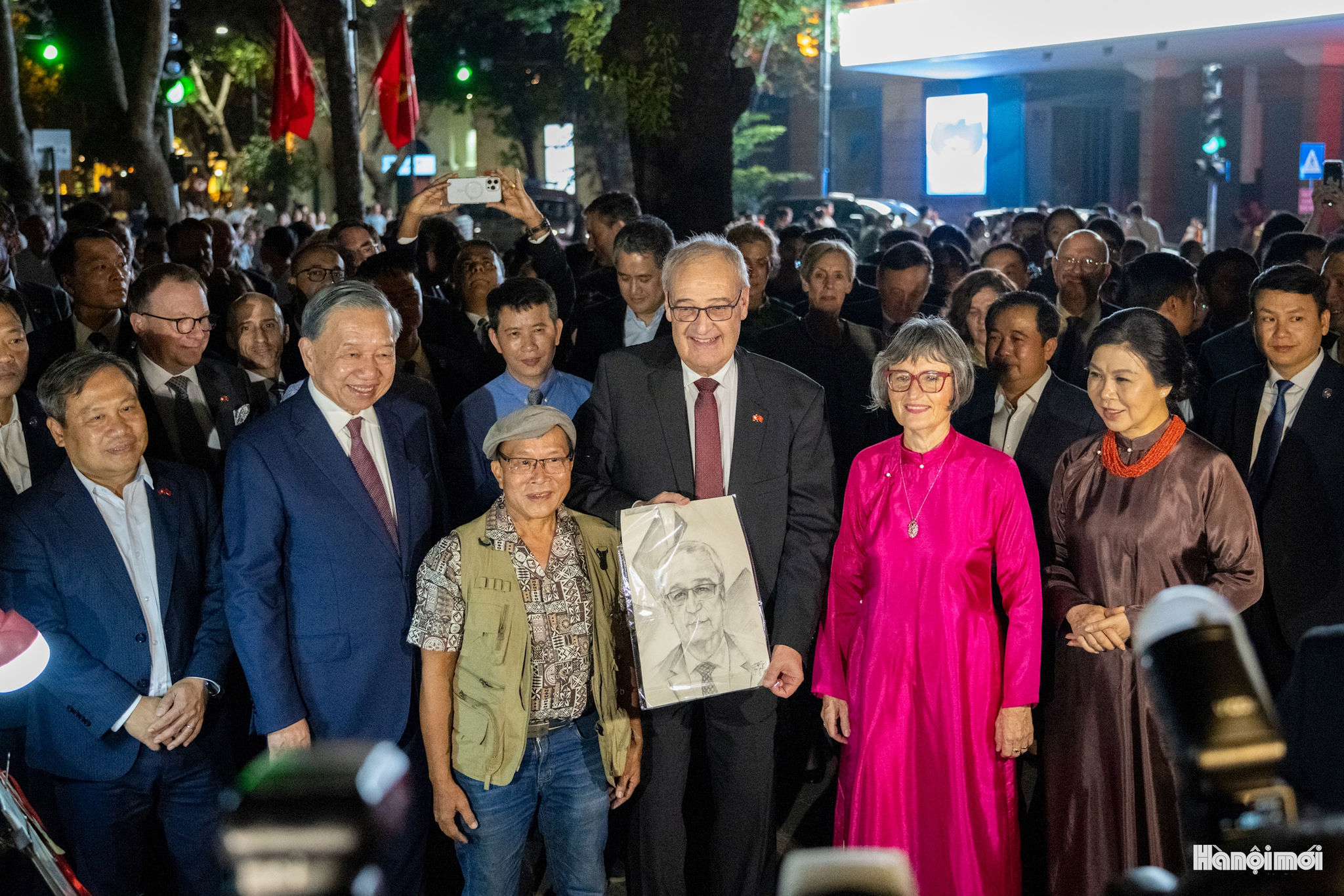 Tổng thống Thụy Sĩ Guy Parmelin cùng Phu nhân nhận món quà là bức tranh ký họa chân dung.