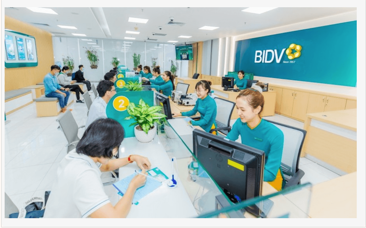Ngay trong ngày 18-10, một số ngân hàng như BIDV đã công bố giảm lãi suất. Ảnh: PV