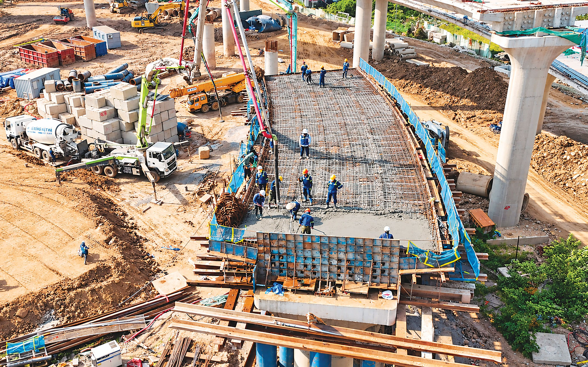 Khu vực nút giao được bố trí 4 nhánh cầu tuabin bê tông cốt thép dự ứng lực, tổng chiều dài khoảng 2.357m, mặt cầu rộng 8,8m với 2 làn xe.