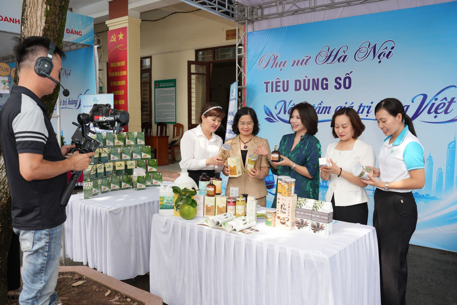 Livestream quảng bá sản phẩm tại Chương trình truyền thông “Phụ nữ Thủ đô tiêu dùng số - Nâng tầm giá trị hàng Việt năm 2026” nhằm thúc đẩy phát triển kinh tế số. Ảnh: Hội Liên hiệp phụ nữ thành phố Hà Nội