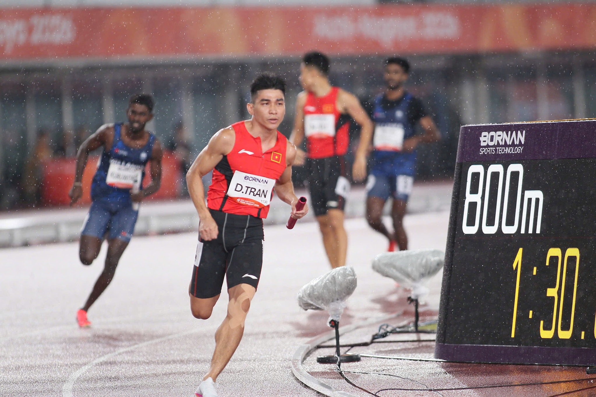 Đội tuyển 4x400m nam của điền kinh Việt Nam thi đấu tại ASIAD 20. Ảnh: Bùi Lượng