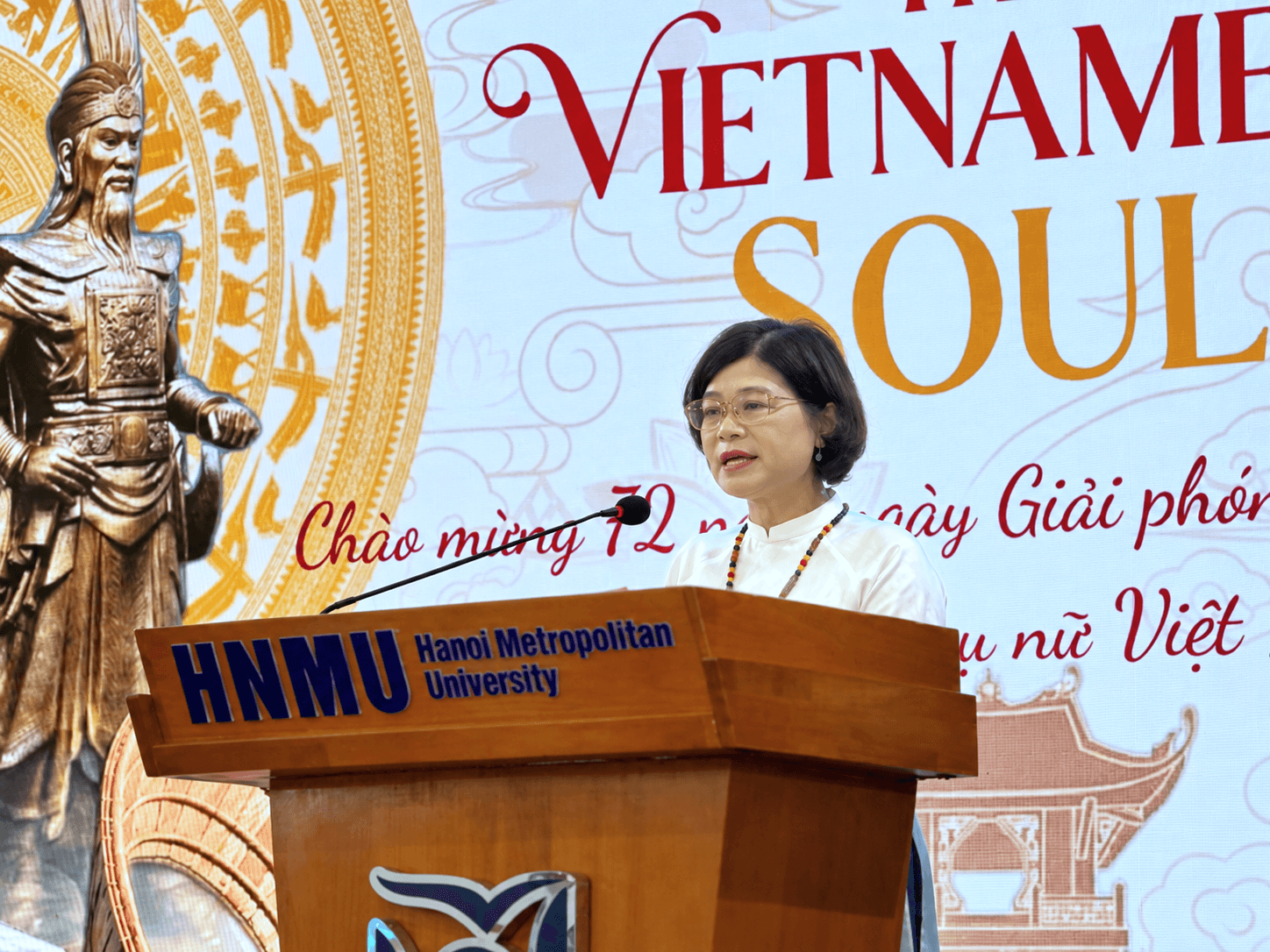 dien-van-giua-sac-vang-viet-nam.png