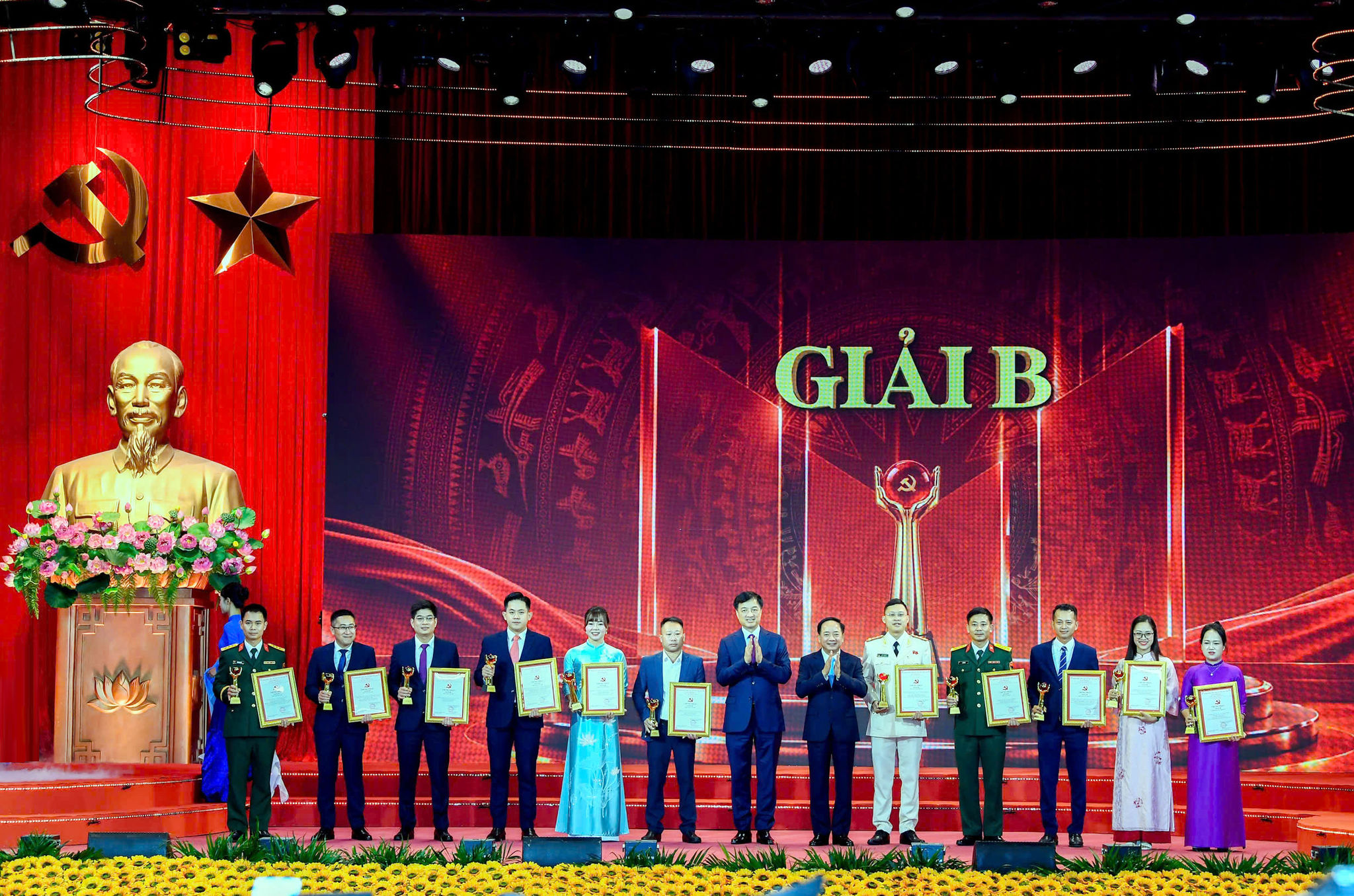 Ủy viên Bộ Chính trị, Bí thư Trung ương Đảng, Trưởng ban Tổ chức Trung ương Nguyễn Duy Ngọc và Ủy viên Bộ Chính trị, Bí thư Trung ương Đảng, Trưởng ban Tuyên giáo Trung ương Trịnh Văn Quyết trao Giải B cho các tác giả, nhóm tác giả. Ảnh: Khánh Huy