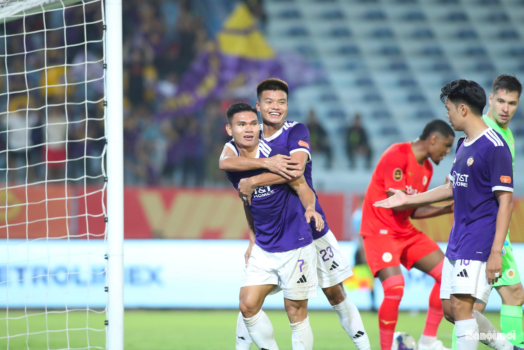 Phút thứ 19, từ quả phạt góc của Hà Nội FC, hậu vệ Xuân Mạnh chớp thời cơ dứt điểm cận thành, đánh bại thủ môn Nguyễn Filip. Bàn thắng giúp đội khách vượt lên dẫn trước trong trận derby Thủ đô.