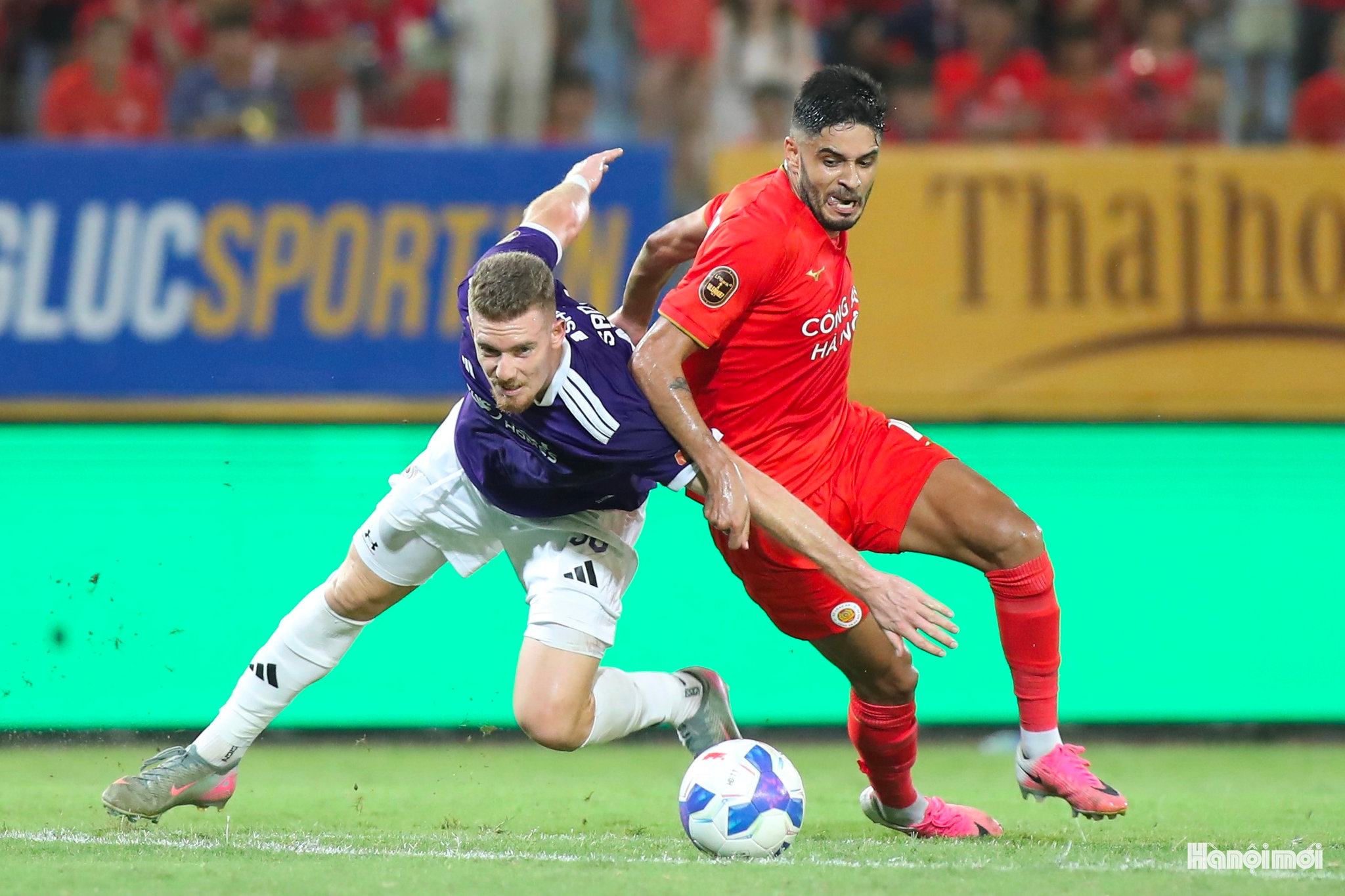 Bàn thắng của Văn Tùng đẩy nhịp độ trận derby lên cao. Hà Nội FC cho thấy khả năng tận dụng cơ hội hiệu quả, trong khi CAHN một lần nữa phải tìm cách xuyên thủng hàng phòng ngự đối phương.