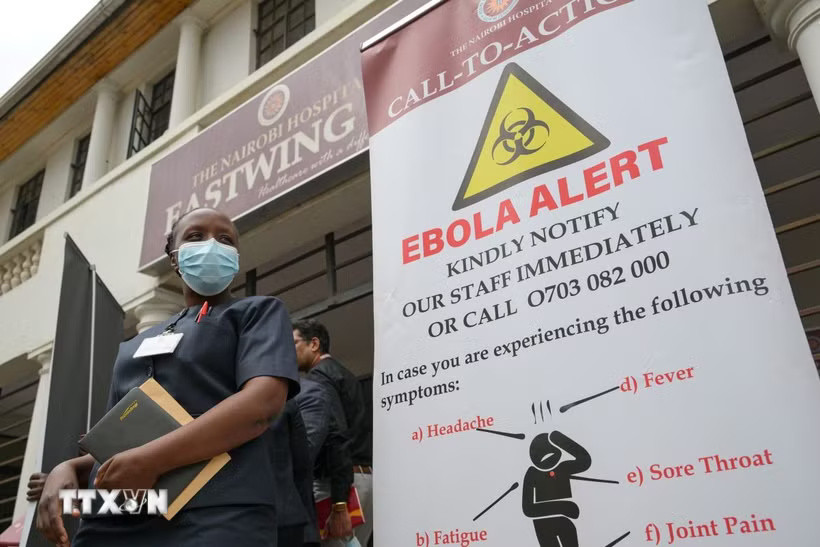 Bảng thông tin cảnh báo dịch Ebola tại bệnh viện Nairobi ở thủ đô Nairobi, Kenya. (Ảnh: THX/TTXVN phát)