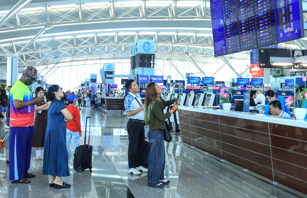 hanh-khach-xem-thong-tin-chuyen-bay-tai-cang-hang-khong-quoc-te-noi-bai.-anh-bien-ngoc.jpg