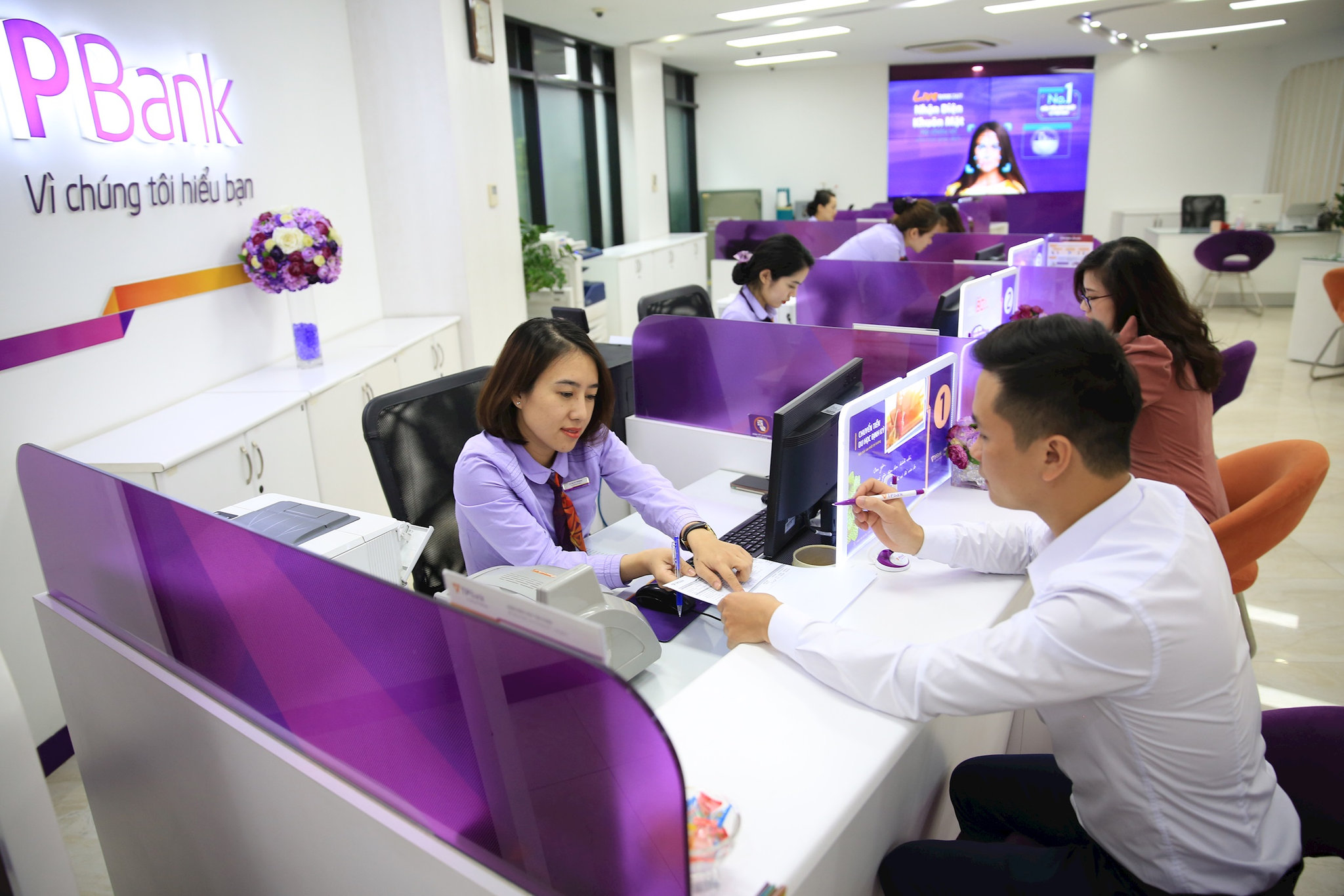 khach-hang-giao-dich-tai-ngan-hang-thuong-mai-co-phan-tien-phong.-anh-quang-thai.jpg