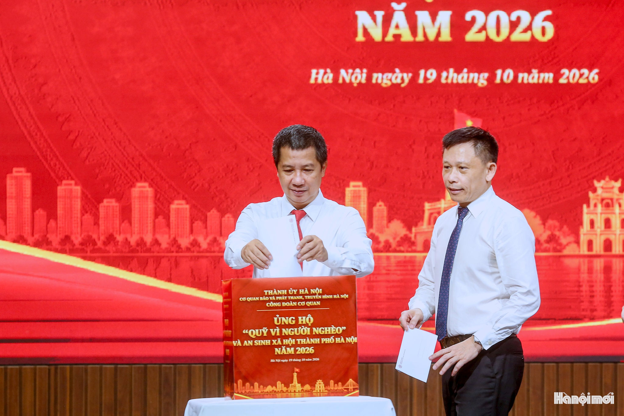 Phó Tổng Giám đốc Cơ quan Báo và Phát thanh, Truyền hình Hà Nội Nguyễn Kim Khiêm ủng hộ Quỹ. Ảnh: Huy Khánh