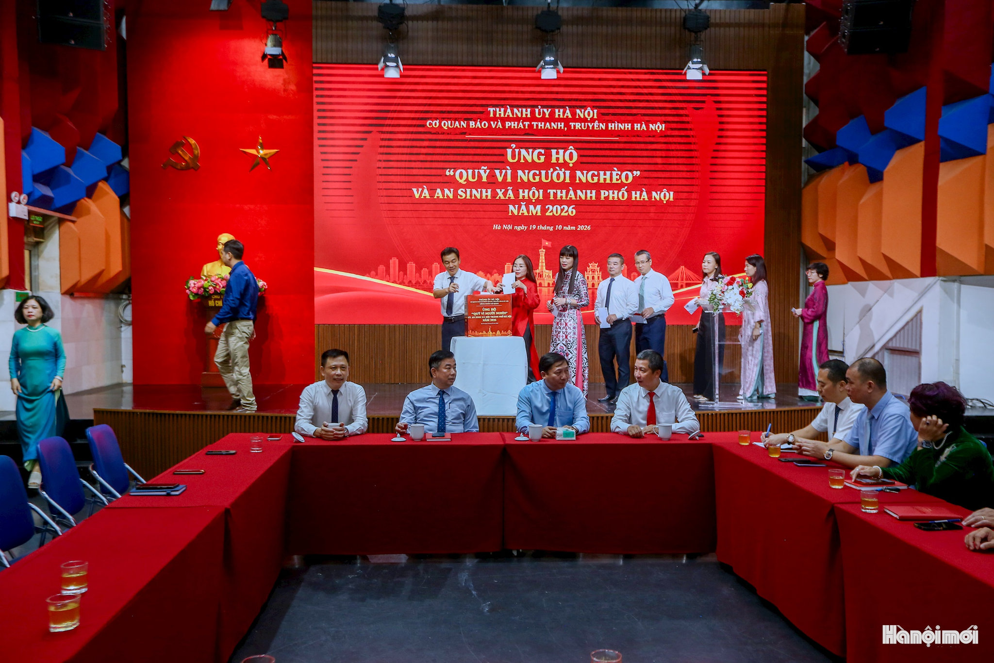 Các cán bộ, công đoàn viên Cơ quan Báo và Phát thanh, Truyền hình Hà Nội ủng hộ Quỹ.Ảnh: Huy Khánh