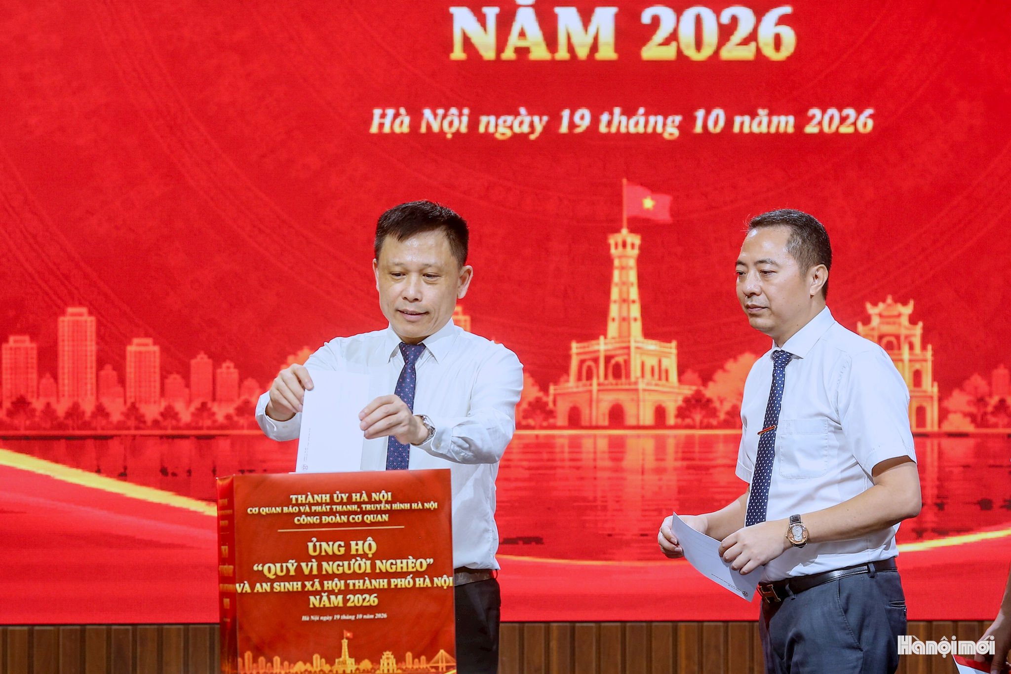 Phó Bí thư Thường trực Đảng ủy, Phó Tổng Giám đốc, Chủ tịch Công đoàn Cơ quan Báo và Phát thanh, Truyền hình Hà Nội Nguyễn Thành Lợi ủng hộ Quỹ. Ảnh: Khánh Huy