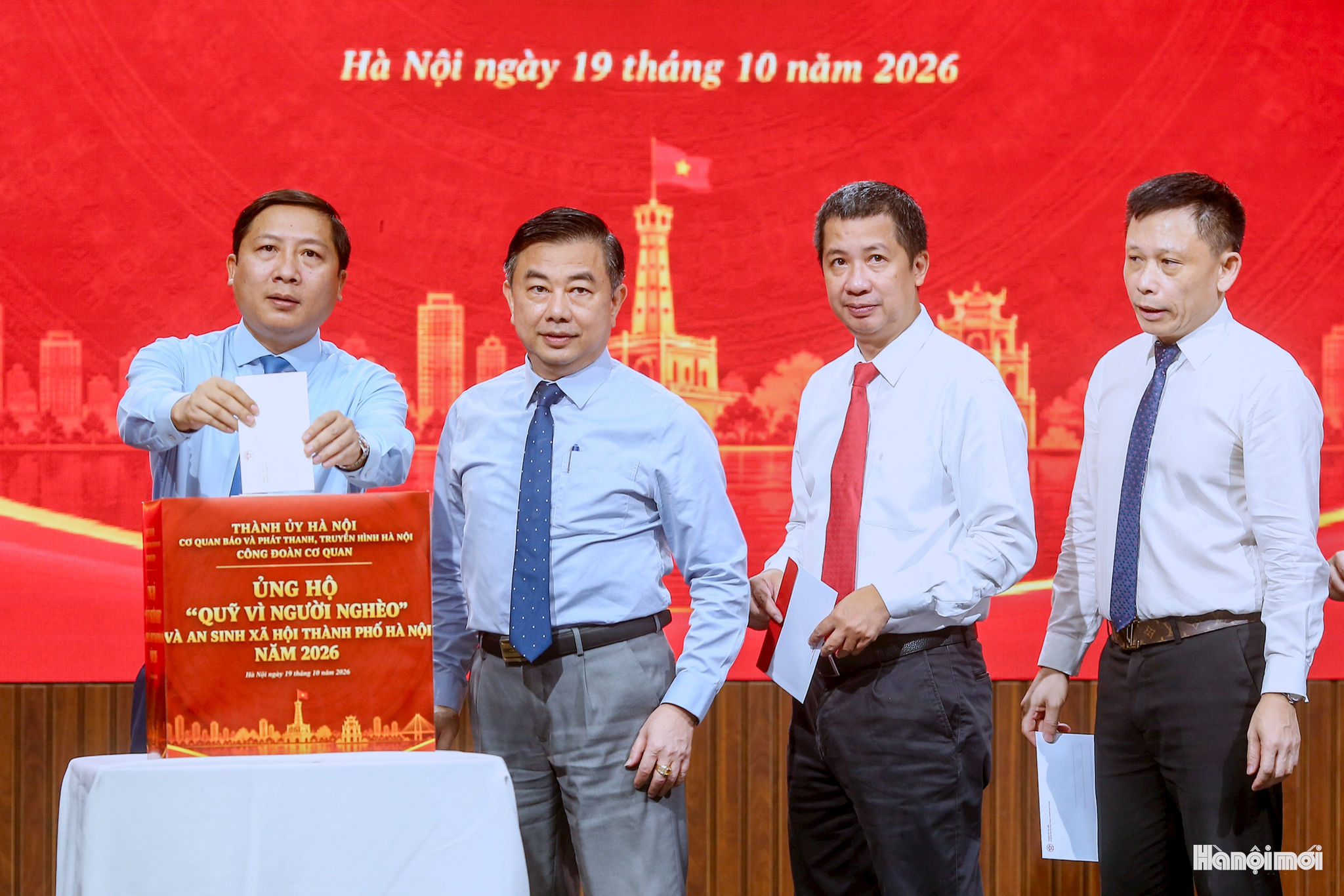Thành ủy viên, Bí thư Đảng ủy, Tổng Giám đốc Cơ quan Báo và Phát thanh, Truyền hình Hà Nội Nguyễn Thanh Liêm cùng các đồng chí Phó Tổng Giám đốc Cơ quan Báo và Phát thanh, Truyền hình Hà Nội ủng hộ Quỹ 