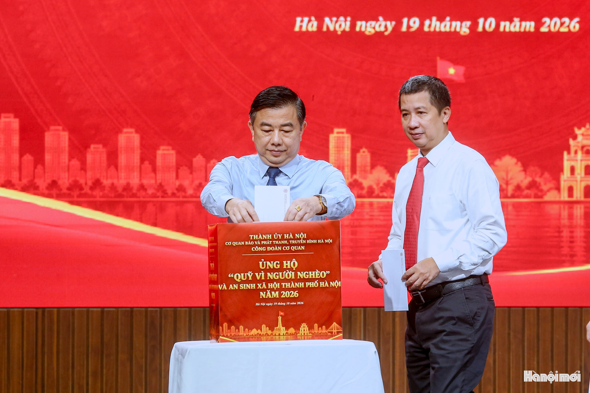 Phó Bí thư Đảng ủy, Phó Tổng Giám đốc Thường trực Cơ quan Báo và Phát thanh, Truyền hình Hà Nội Nguyễn Minh Đức ủng hộ Quỹ. Ảnh: Khánh Huy