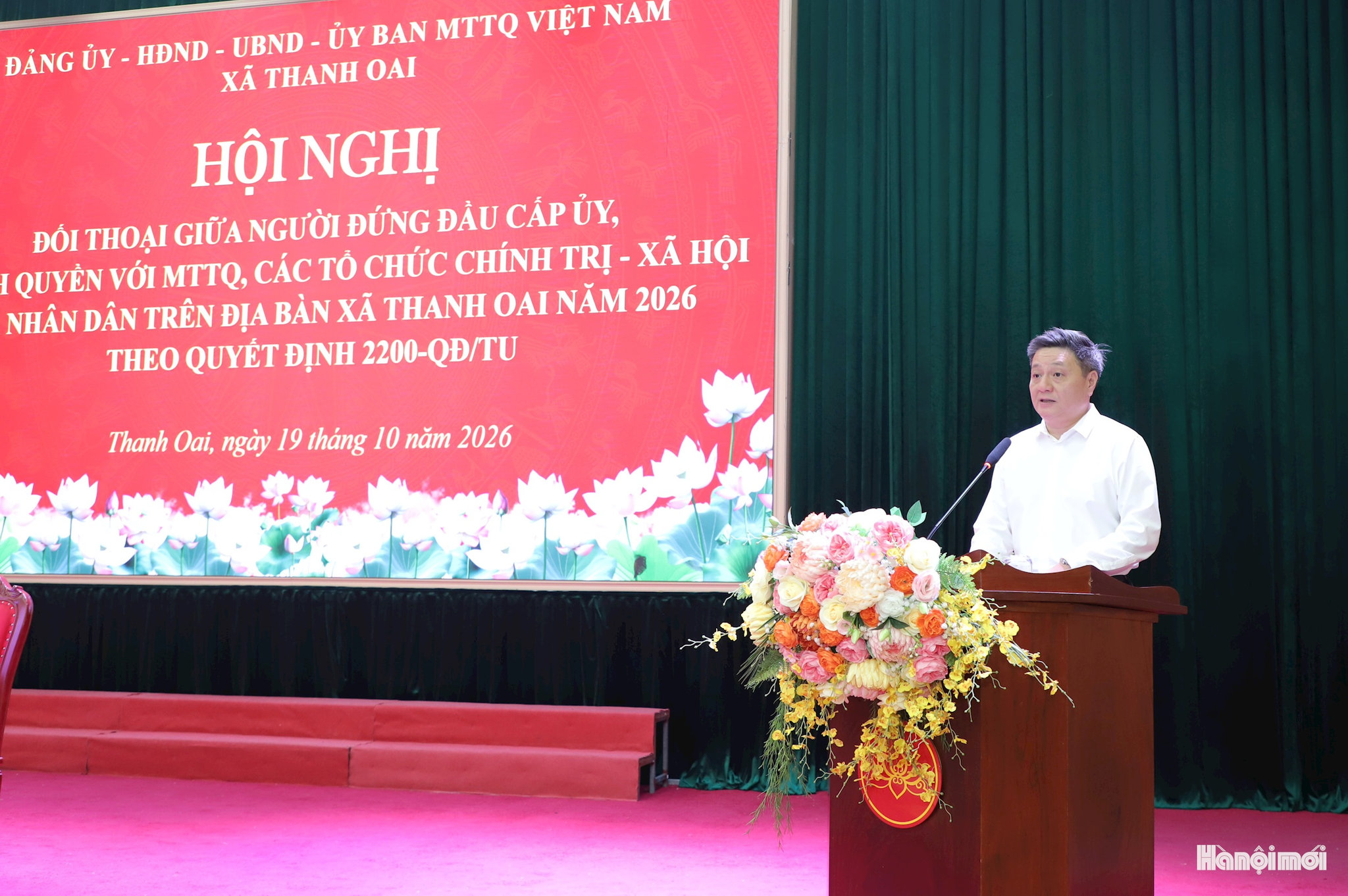 Đồng chí Bùi Hoàng Phan - Bí thư Đảng ủy, Chủ tịch HĐND xã Thanh Oai phát biểu tại hội nghị. Ảnh: Mai Quý