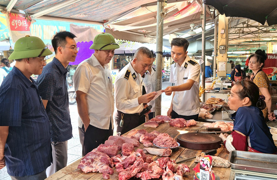 Đoàn kiểm tra số 3 của Sở Nông nghiệp và Môi trường Hà Nội kiểm tra công tác an toàn thực phẩm trên địa bàn xã Hoài Đức. Ảnh: Ánh Dương