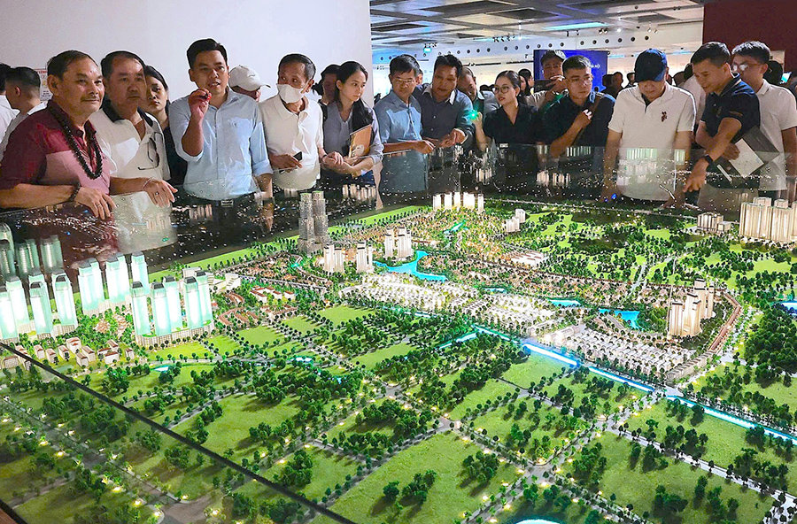 Người dân tham quan Triển lãm Quy hoạch tổng thể Thủ đô Hà Nội tầm nhìn 100 năm. Ảnh: Hoài Nam