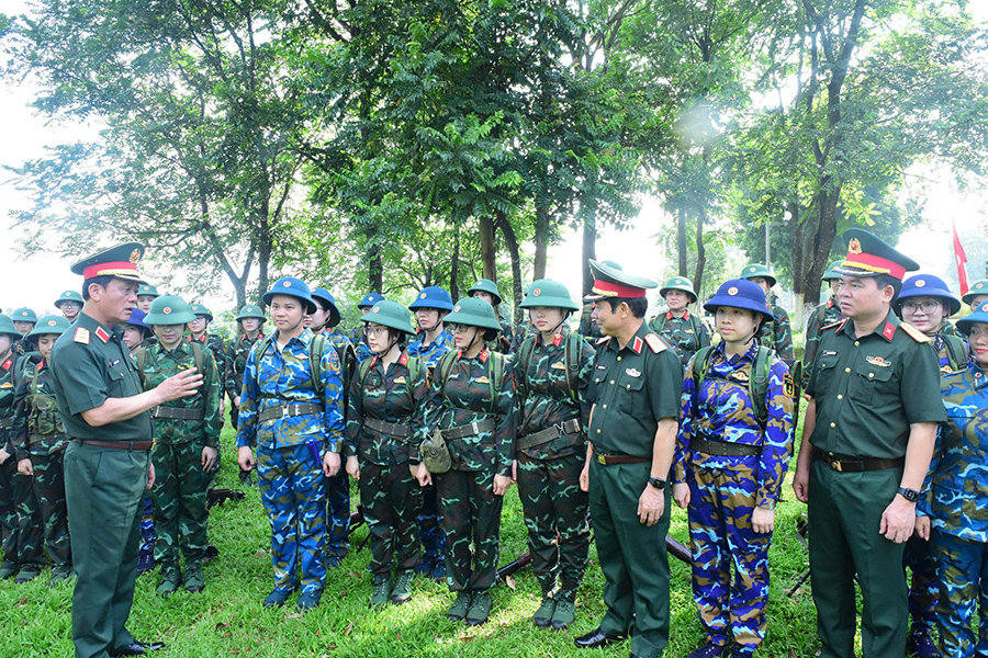 Trung tướng Đào Văn Nhận, Tư lệnh Bộ Tư lệnh Thủ đô Hà Nội kiểm tra công tác huấn luyện quân nhân chuyên nghiệp nữ tuyển dụng năm 2026. Ảnh: Hữu Thu