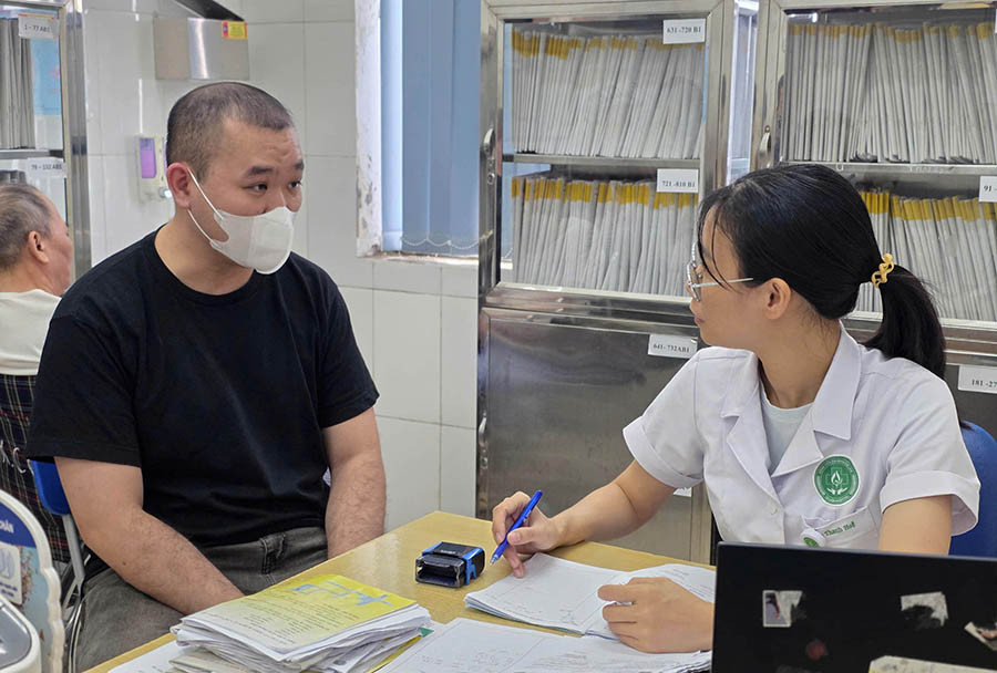 Bác sĩ Bệnh viện Đa khoa Gia Lâm tư vấn sức khỏe cho người dân. Ảnh: Mai Tuyết