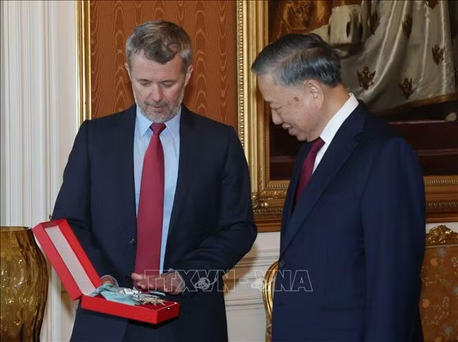 Nhà Vua Frederik X trao tặng Tổng Bí thư, Chủ tịch nước Tô Lâm Huân chương Voi (Order of the Elephant) - huân chương cao quý nhất của Vương quốc Đan Mạch. Ảnh: Thống Nhất/TTXVN