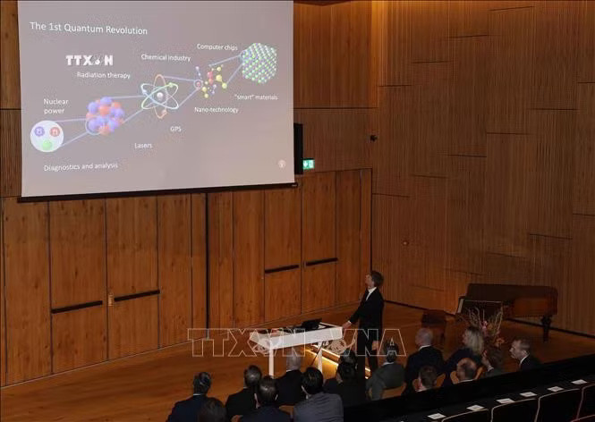 Tổng Bí thư, Chủ tịch nước Tô Lâm cùng Nhà Vua Đan Mạch Frederik X thăm Viện nghiên cứu Niels Bohr, thuộc Đại học Copenhagen. Ảnh: Thống Nhất/TTXVN.