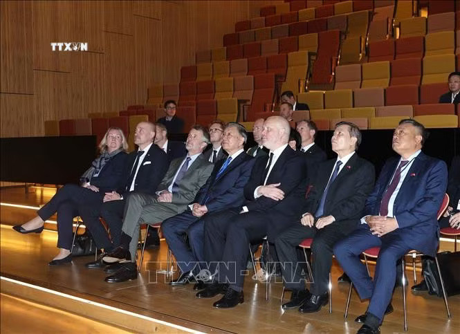 Tổng Bí thư, Chủ tịch nước Tô Lâm cùng Nhà Vua Đan Mạch Frederik X thăm Viện nghiên cứu Niels Bohr, thuộc Đại học Copenhagen. Ảnh: Thống Nhất/TTXVN.