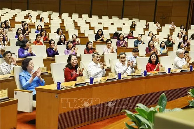 Chủ tịch Quốc hội Trần Thanh Mẫn, Thủ tướng Lê Minh Hưng và đại biểu dự gặp mặt các nữ đại biểu Quốc hội khoá XVI. Ảnh: Doãn Tấn/TTXVN