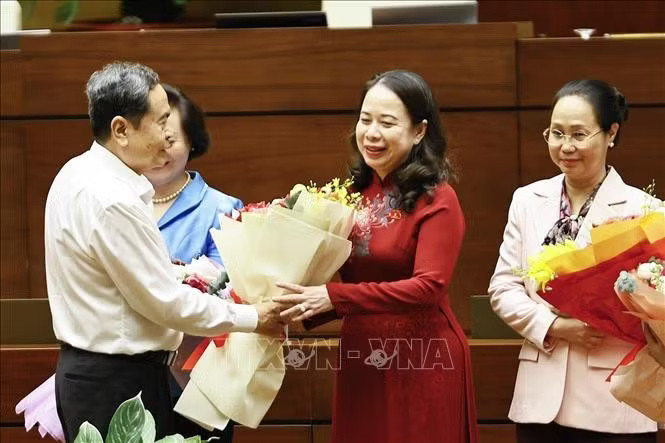 Chủ tịch Quốc hội Trần Thanh Mẫn và Thủ tướng Lê Minh Hưng tặng hoa chúc mừng các nữ đại biểu Quốc hội khoá XVI nhân Ngày phụ nữ Việt Nam 20/10. Ảnh: Doãn Tấn/TTXVN