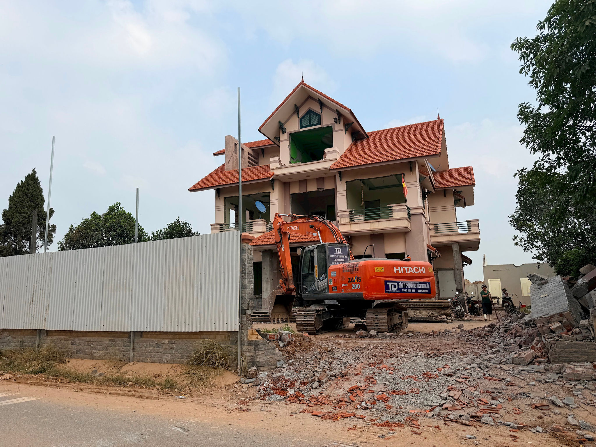 Ngôi biệt thự của gia đình bà Trần Thị Kim Nhung đang được tháo dỡ phục vụ dự án đường Vành đai 3. Ảnh: Thanh Hà