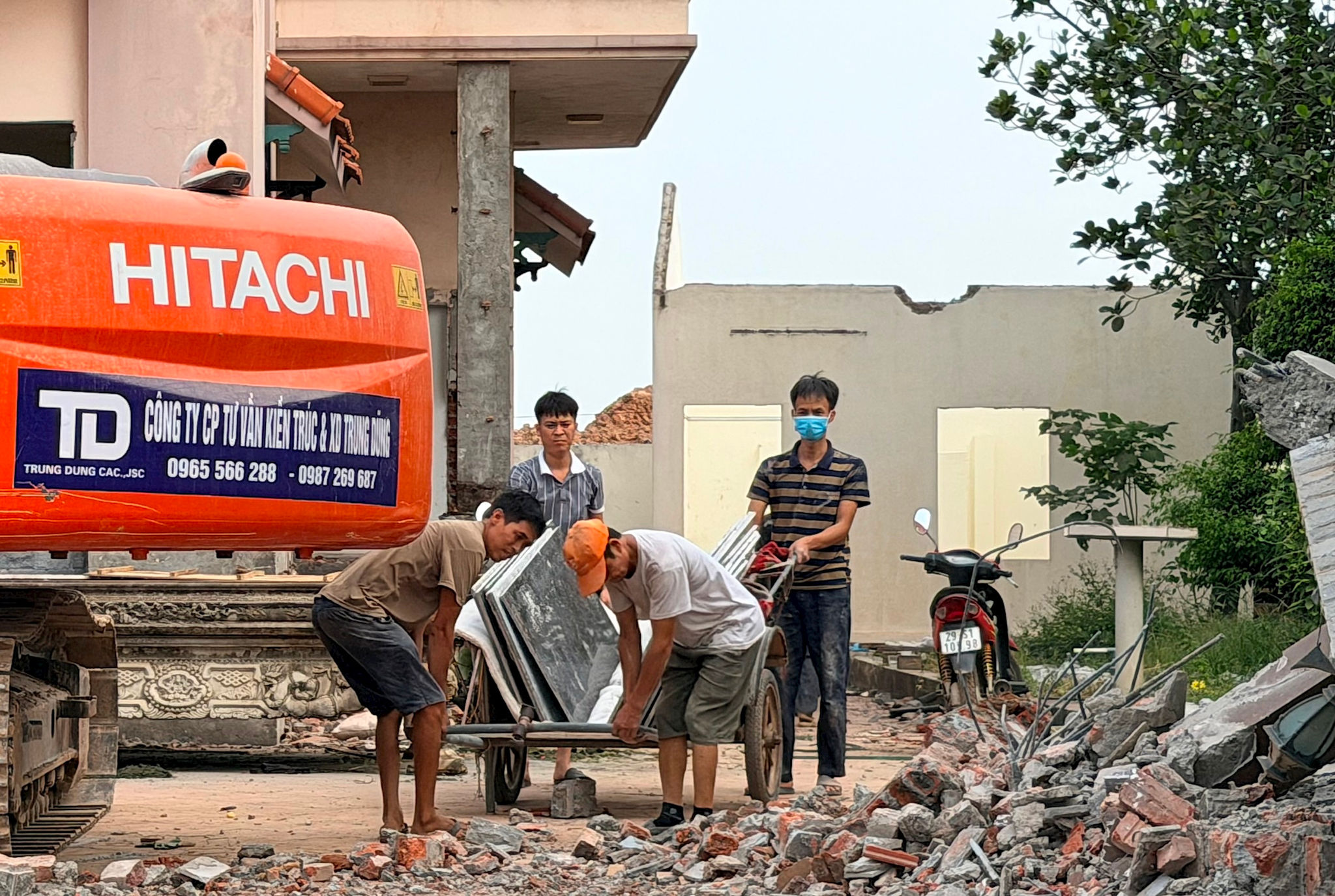 Người dân tháo dỡ tài sản để bàn giao nhà thực hiện dự án đường Vành đai 3. Ảnh: Thanh Hà