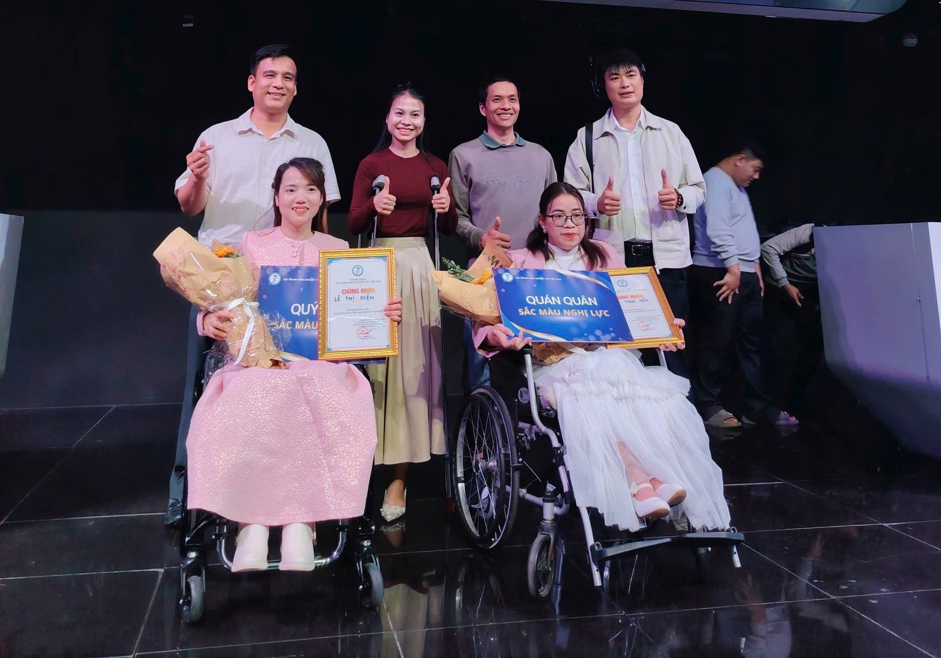 Chị Lê Thị Diện (bên trái, hàng đầu) là người truyền cảm hứng tích cực cho nhiều người khuyết tật khác. Ảnh: NVCC